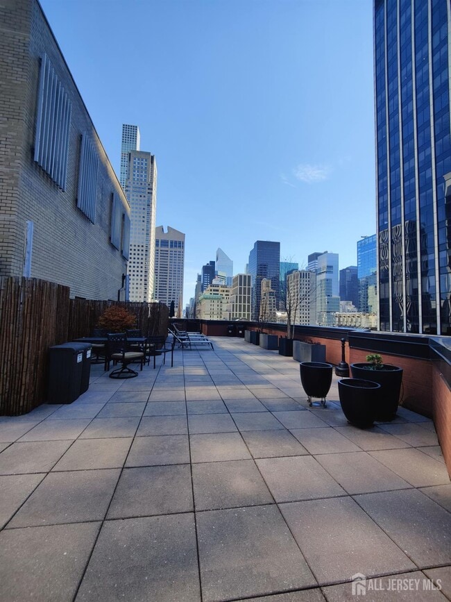 Building Photo - 77 W 55th St