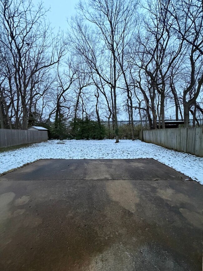 Building Photo - 3 Bedroom Available Now!