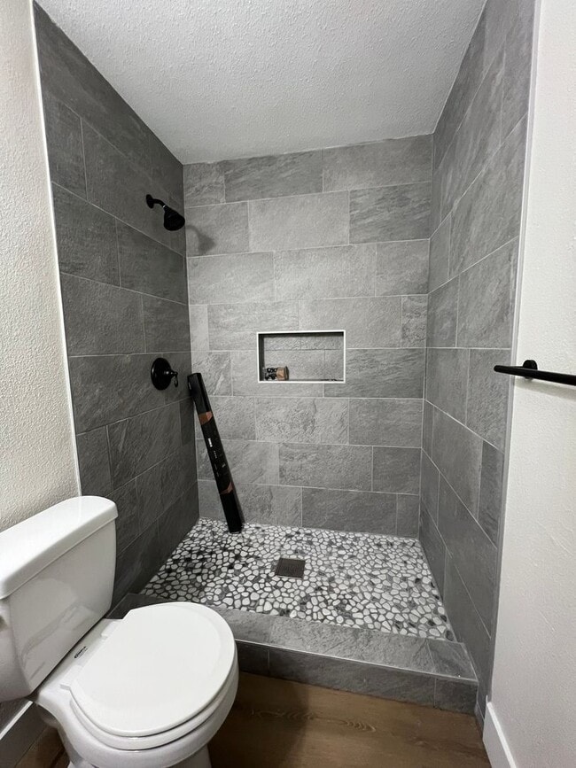 Building Photo - Dinuba Home! Coming Soon!