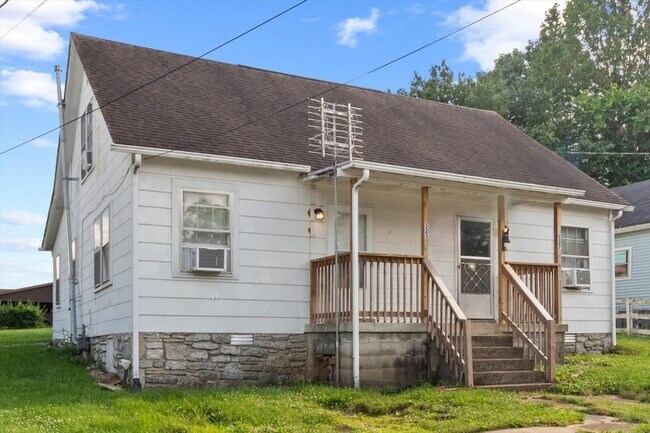 Building Photo - 527 Maple St