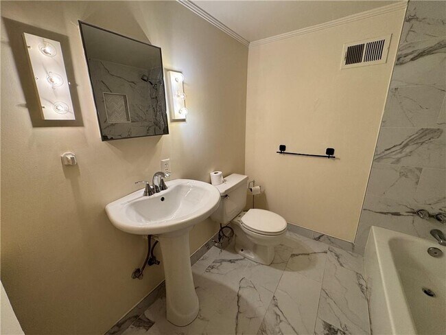 Building Photo - 2544 Peachtree Rd NW