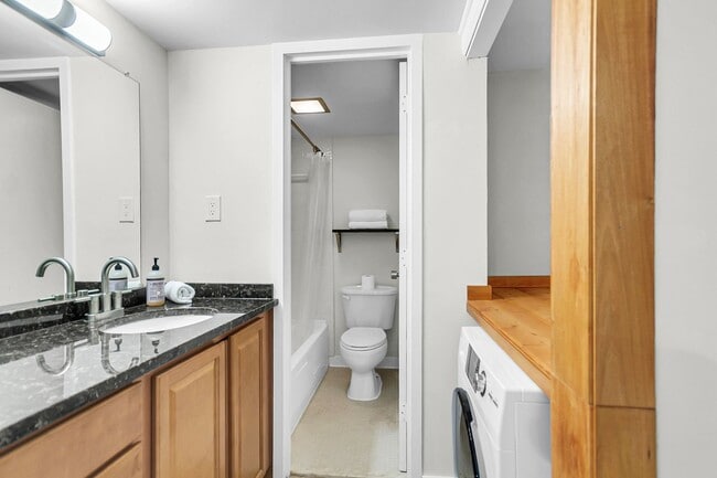 Building Photo - Downtown Charleston Living with Stunning Views