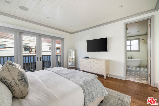 Building Photo - 703 Bayview Dr