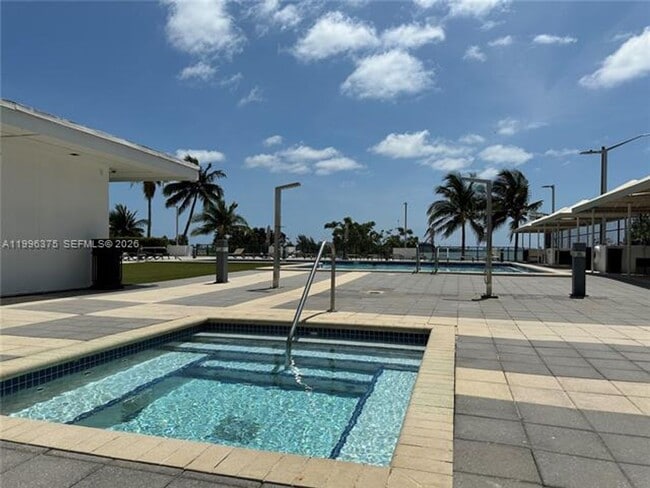 Building Photo - 600 NE 36th St