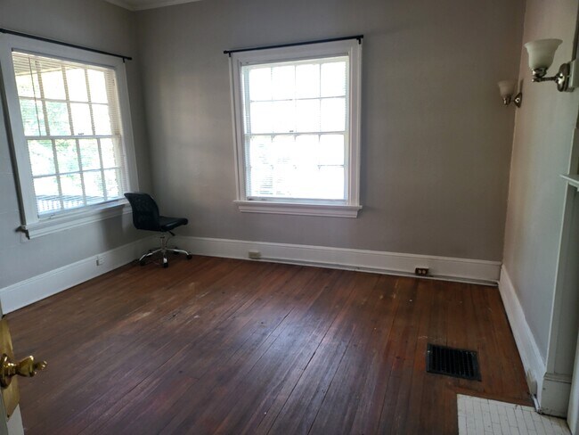 Building Photo - 226 E 16th Ave