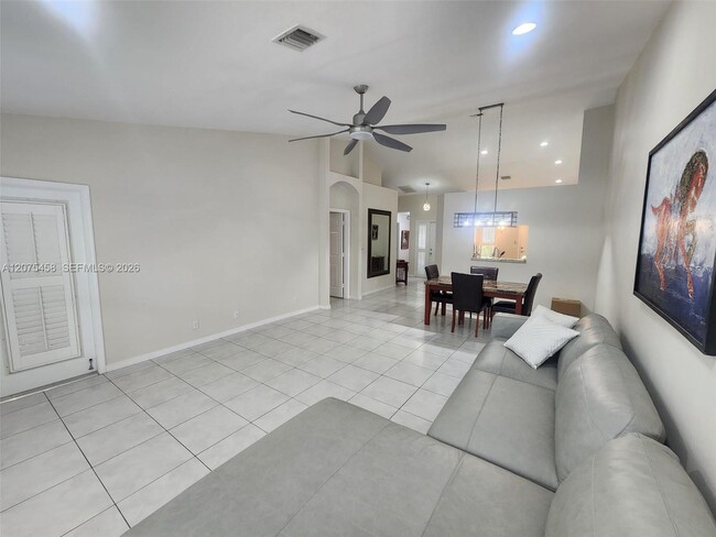 Building Photo - 6053 Heliconia Rd