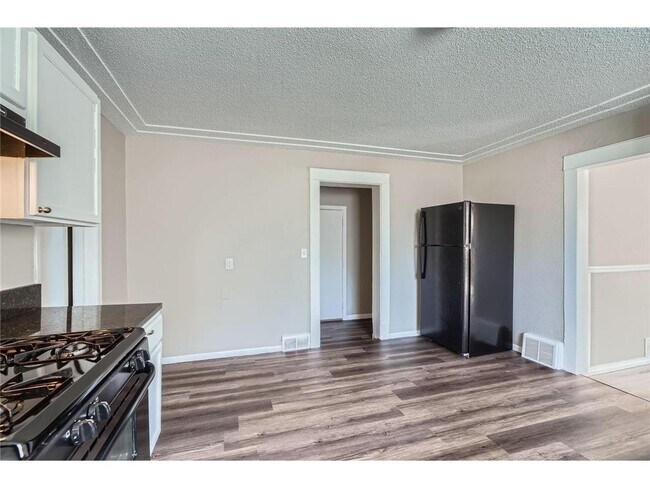 Building Photo - 707 Jenks Ave E