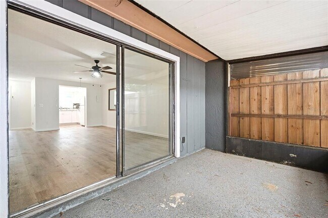 Building Photo - 2871 S Pines Dr