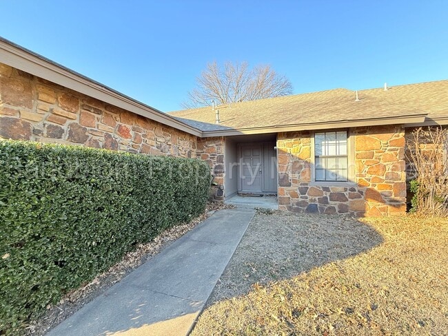 Building Photo - For Lease | South Tulsa Duplex | Available Now!