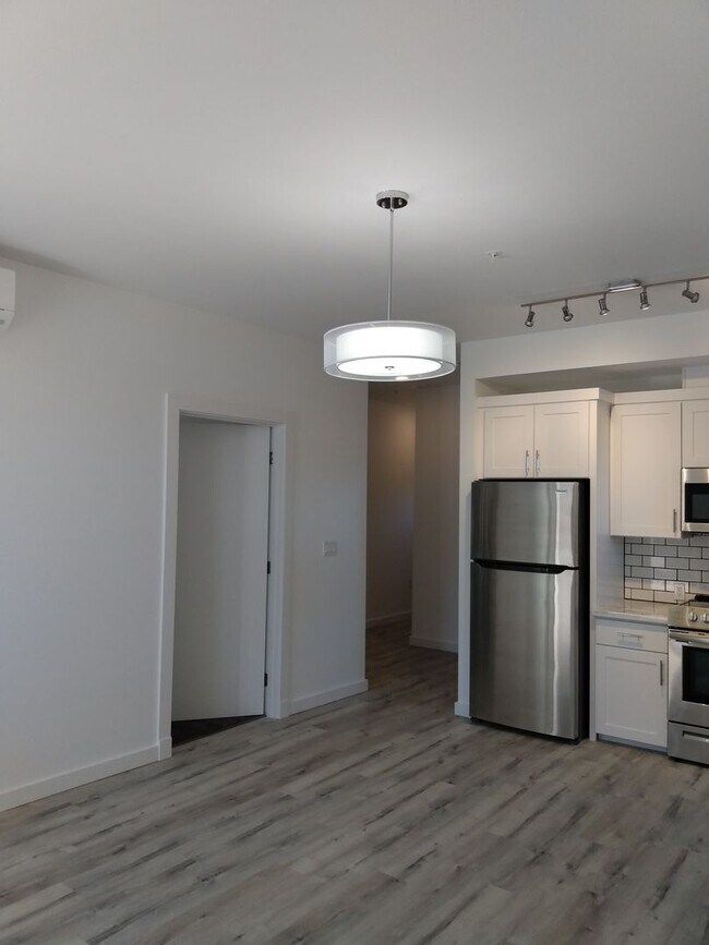 Building Photo - 1 BD with a Den/1 bath  Ground Floor Washe...