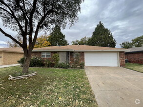Building Photo - Spacious Home Located Minutes From South P...
