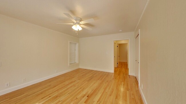 Building Photo - Lakeside 3 Bedroom / 3 Bathroom Single Fam...