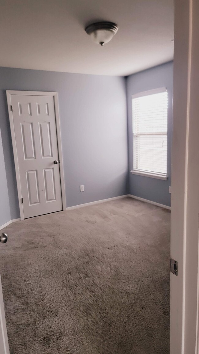 Building Photo - 904 SW Green World St