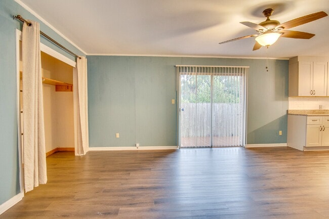 Building Photo - Beautiful 3BR Home in North Hill – Special: ½ Off Deposit for Active-Duty Military!