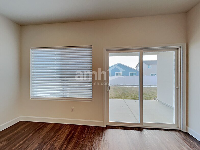 Building Photo - 5079 W Bellevue St
