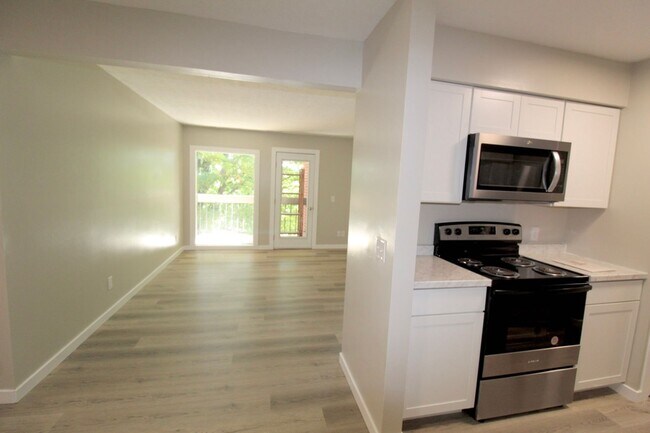Building Photo - Stunning Fully Remodeled 3BR Condo at Madison Manor – Available This July!