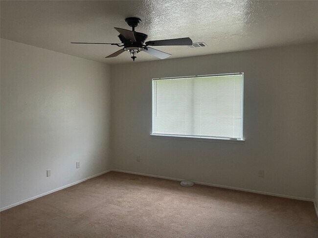 Building Photo - 10901 W Dogwood Dr