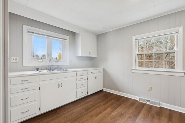 Building Photo - 1087 Littlefield Rd