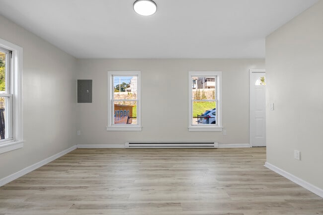 Building Photo - 243 N Main St