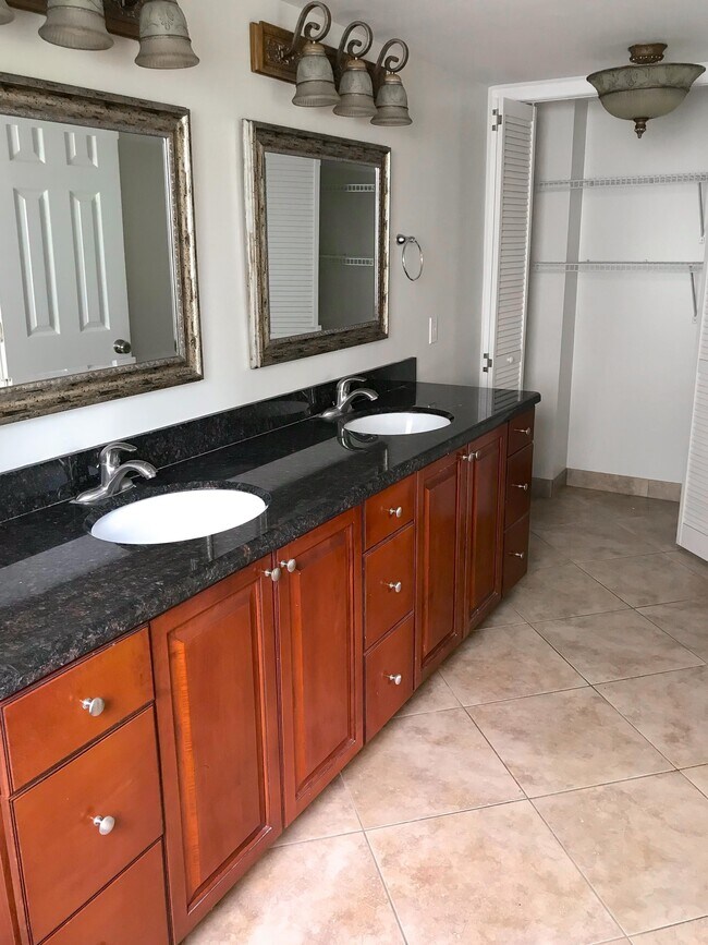 Building Photo - 3091 N Course Dr