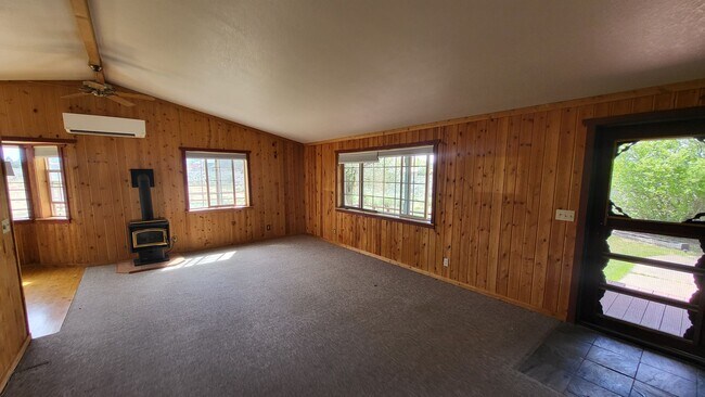 Building Photo - 3 Bed 2 Bath Single level - Horse Property...