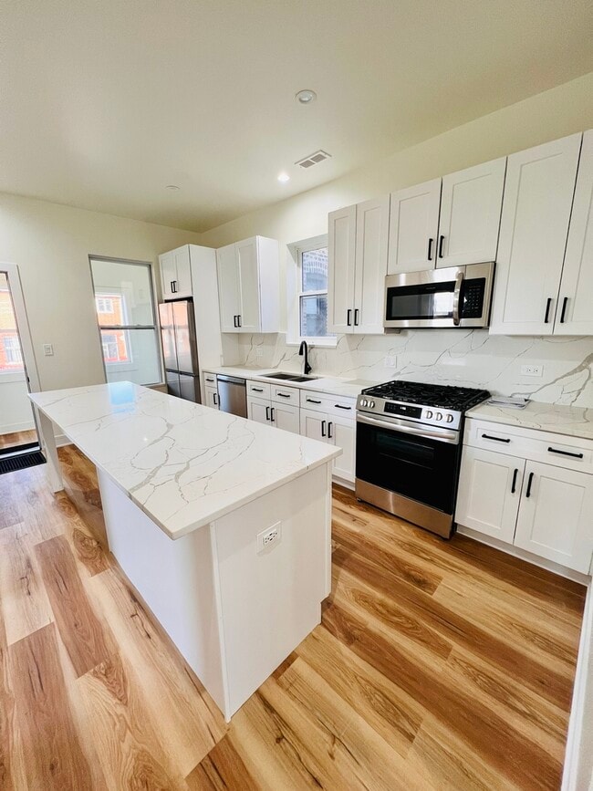 Building Photo - 1906 W 34th Pl