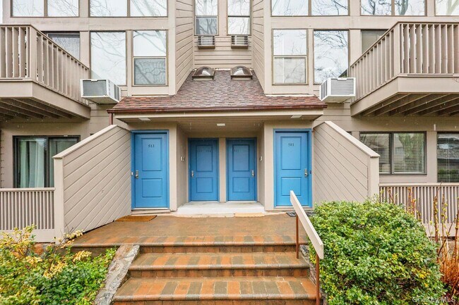 Building Photo - 1465 E Putnam Ave