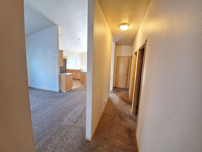Building Photo - Small Dogs Welcome! 3 Bedroom, 2 Bathroom ...