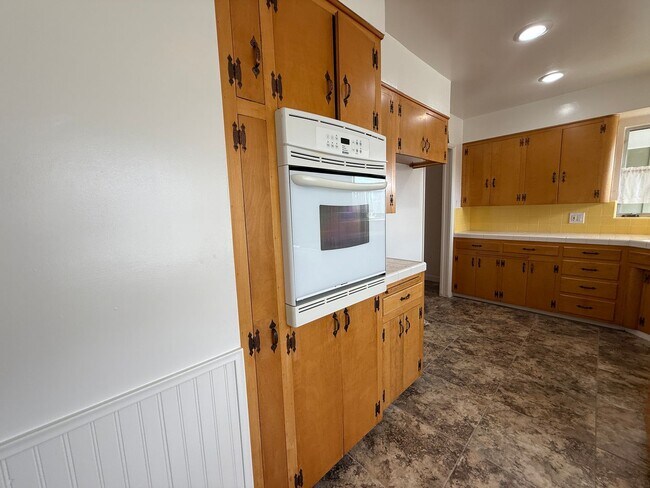 Building Photo - 1950's Ranch Style 2+2 with den/office Hom...