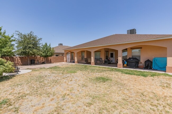 Building Photo - 4 Bedroom 2 bath Beautiful Home