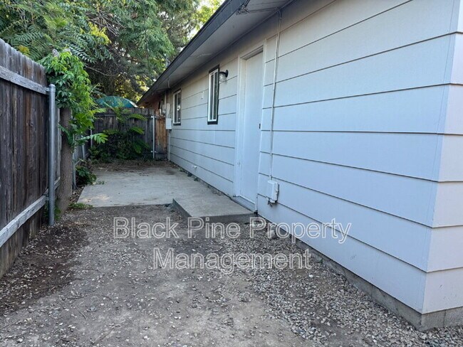 Building Photo - 137 Davis Ave