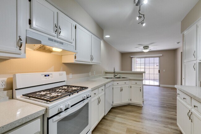 Building Photo - Stylish 2-Bedroom Townhome in Green Valley...