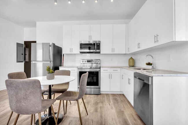 Building Photo - STUNNING MIDTOWN 2BED 2BATH