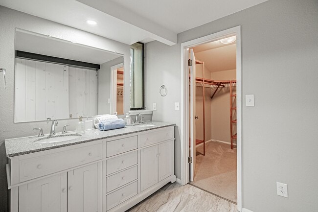 Building Photo - 9866 E Maplewood Cir