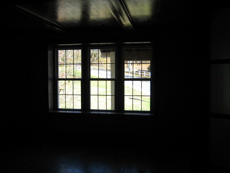 Building Photo - 166 Main St