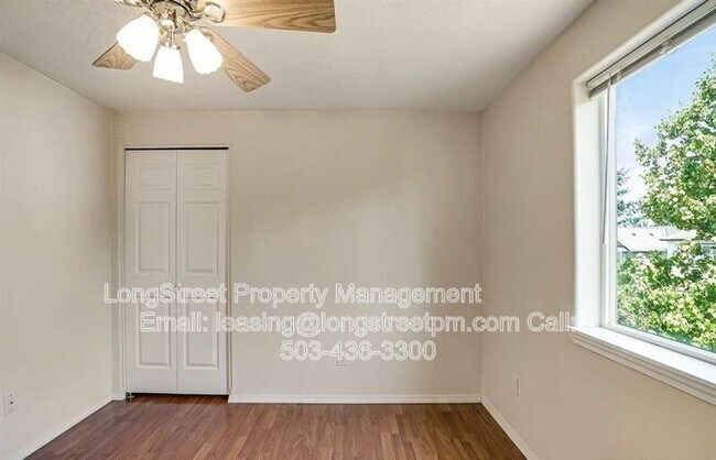 Building Photo - 332 NE Carmen Pl