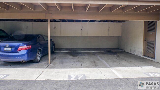 Building Photo - Spacious 1 bedroom condo in gated complex
