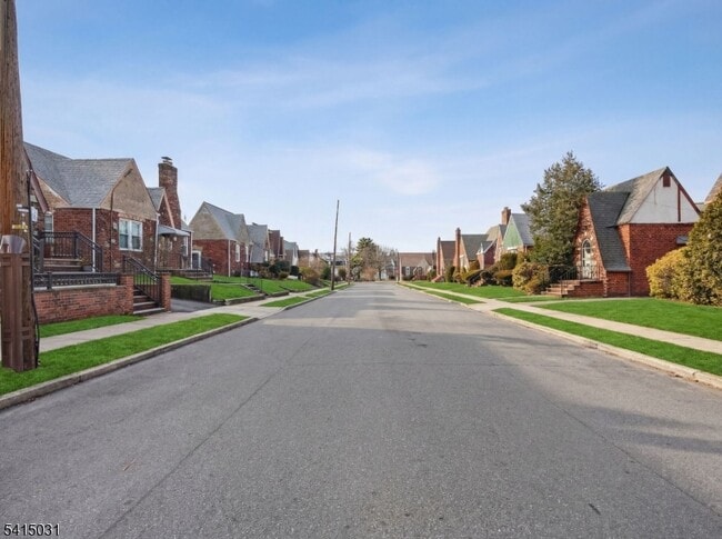 Building Photo - 2096 Lentz Ave