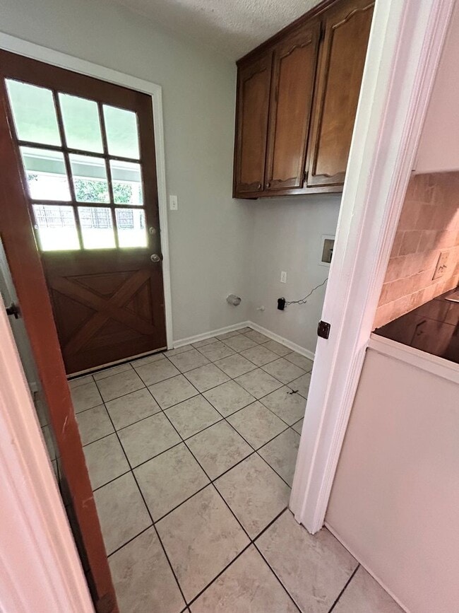 Building Photo - Great location near Perkins/Pecue!!