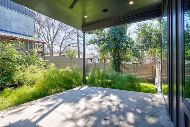 Building Photo - Spacious 3-Bedroom, 2.5-Bath Contemporary ...