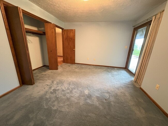 Building Photo - Single Family Home on 9.84 Acres