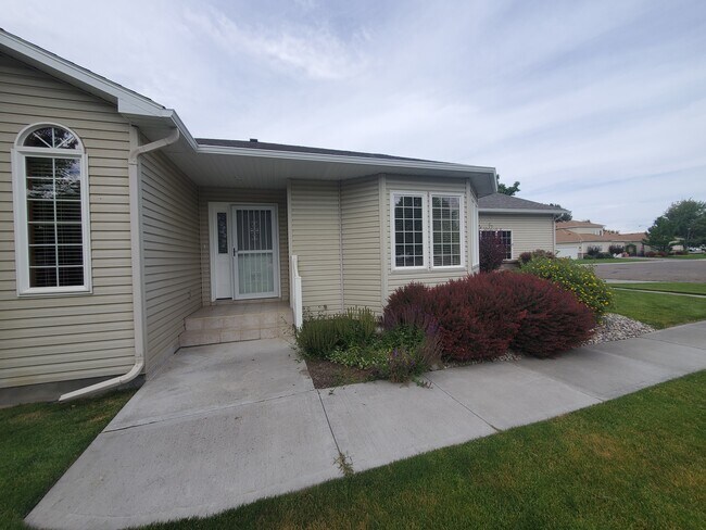 Building Photo - 920 Summerset Ct