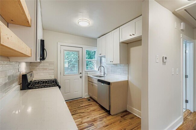 Building Photo - 1191 Beechview Dr SE