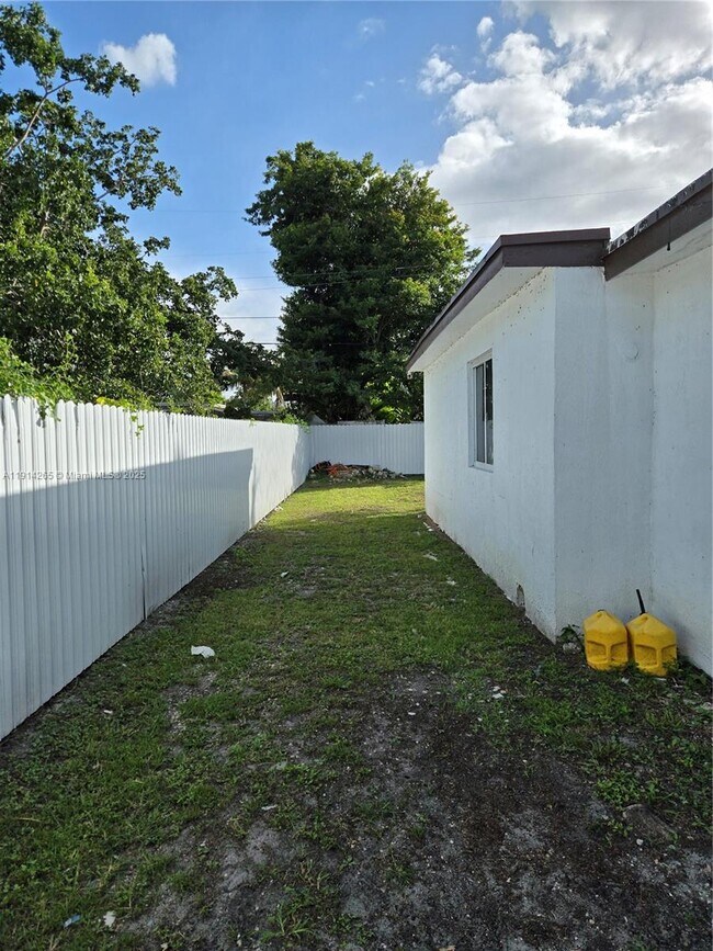 Building Photo - 1420 NW 116th St