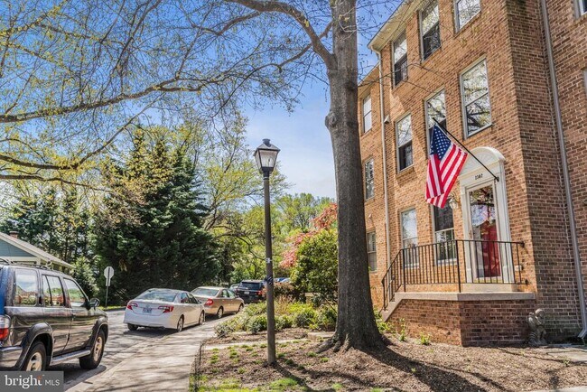 Building Photo - 2302 Sanford St