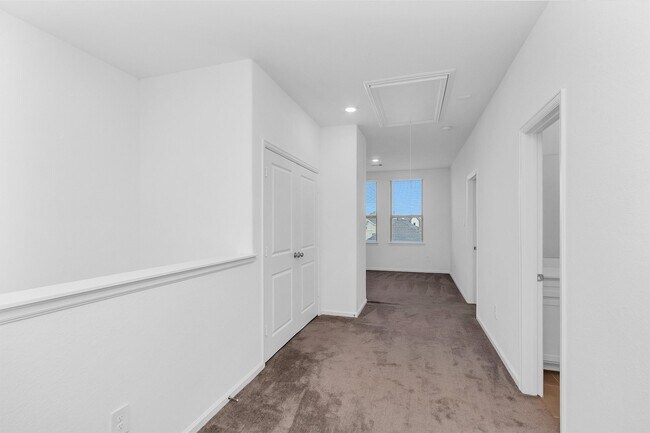 Building Photo - 677 Royal Arch Dr