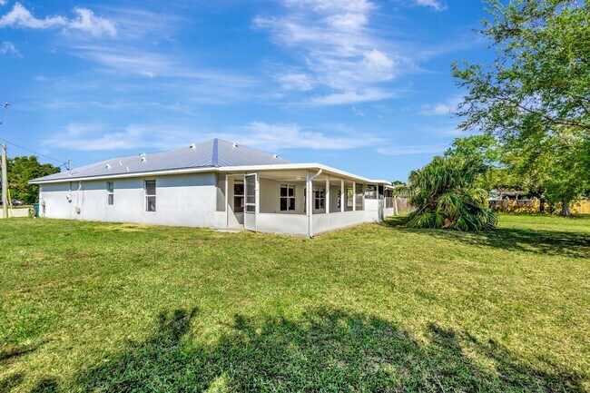 Building Photo - 5647 NW Lorna Ct