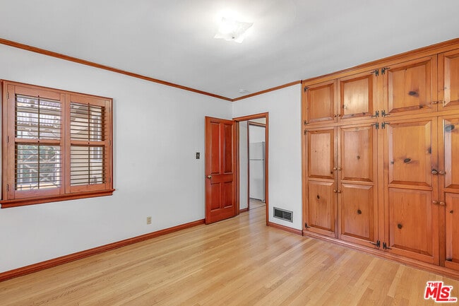Building Photo - 15436 Camarillo St