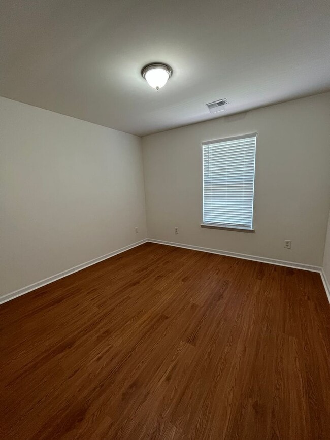 Building Photo - Beautiful 6 Bedroom, 3.5 Bath Home