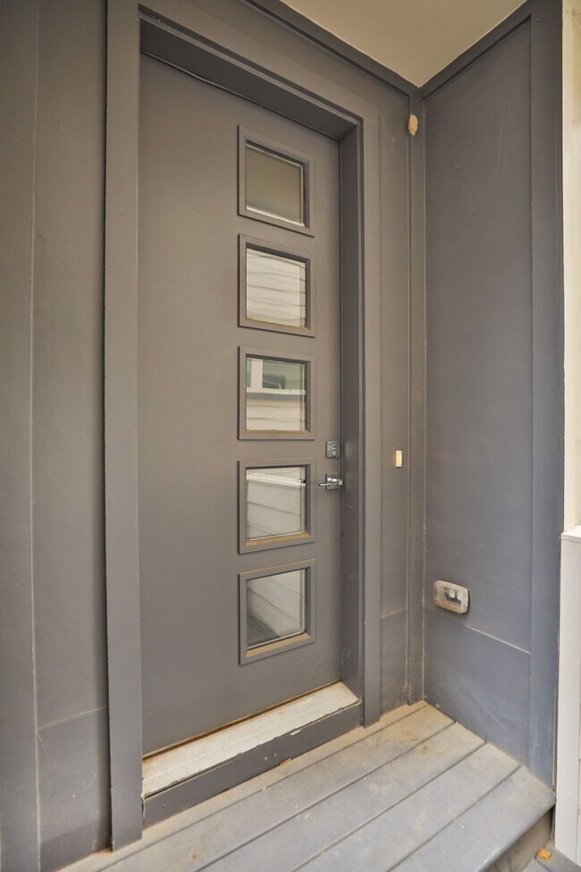 Building Photo - 1537 W 24th St